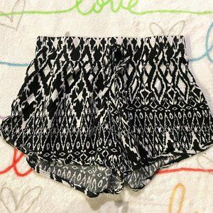 Black White Tribal Print Boho Elastic Waist Mini Shorts Womans sz Small